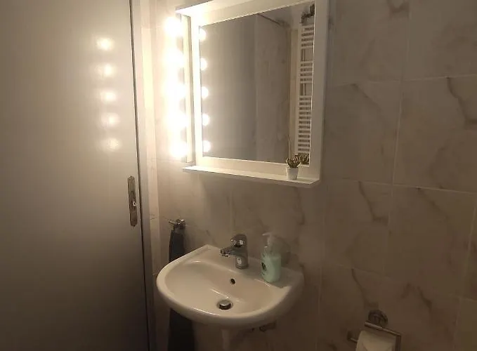 2 * Neos Marmaras
